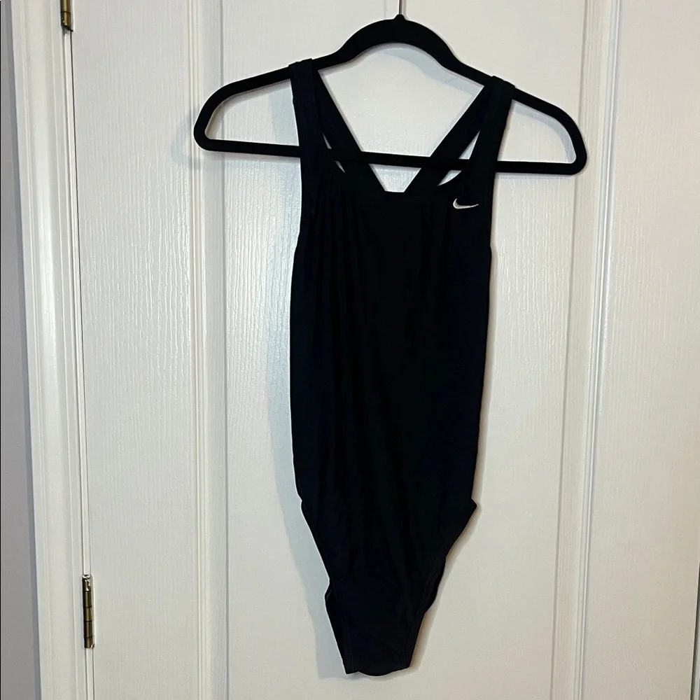 Nike Women’s Fastback Swimsuit - Picture 3 of 8
